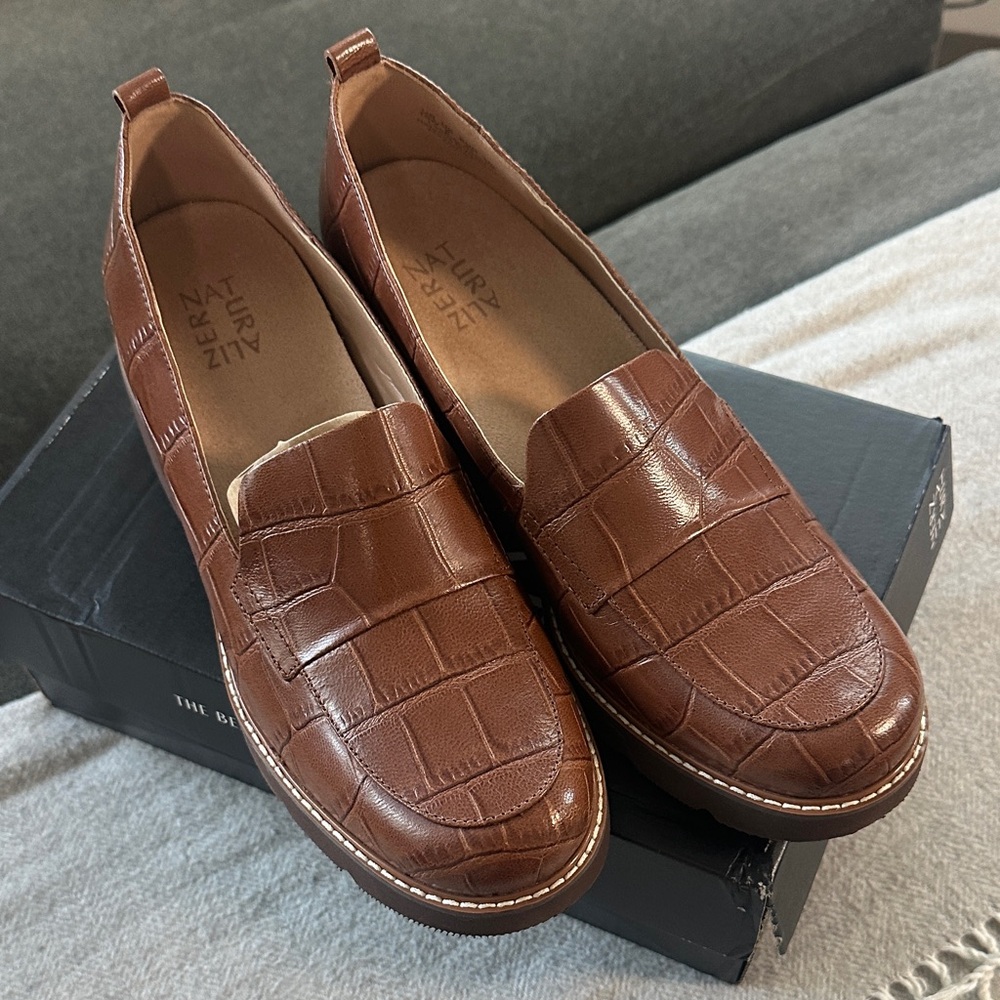 Naturalizer DARRY Crocodile Embossed Loafers in English Tea (Wide Width) LEATHER